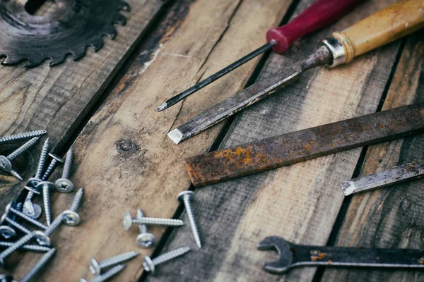 Herramientas de carpintería en los tableros — Foto de Stock