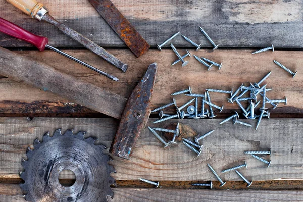 Timmerwerk tools op de planken — Stockfoto