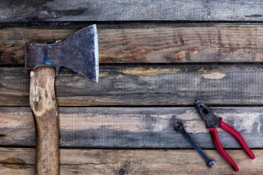 Eski balta ve diğer araçları kurullarında yalan