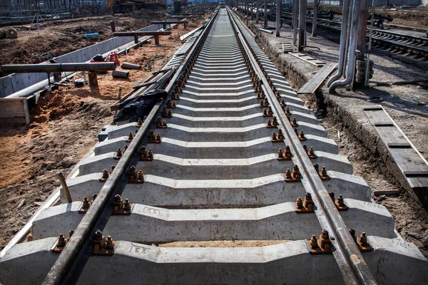 Perspectiva dos laços ferroviários de betão no estaleiro de construção ferroviária — Fotografia de Stock