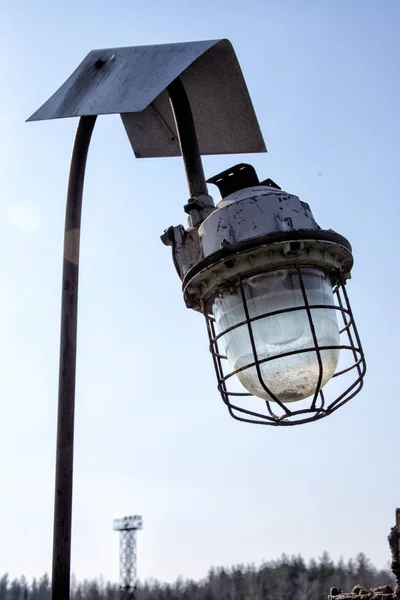 Oude lantaarn in een industrieel bedrijf — Stockfoto