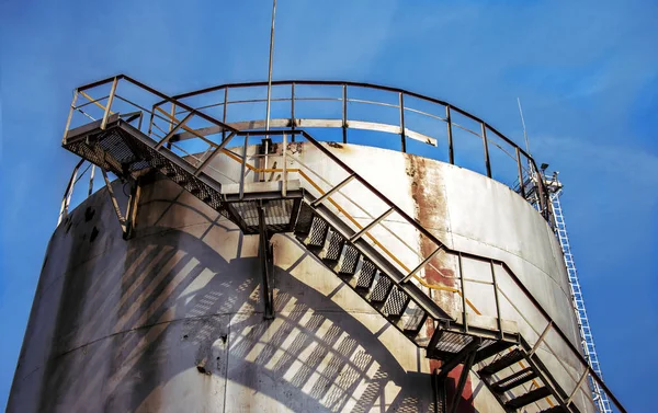 Grande tanque de óleo em planta industrial — Fotografia de Stock