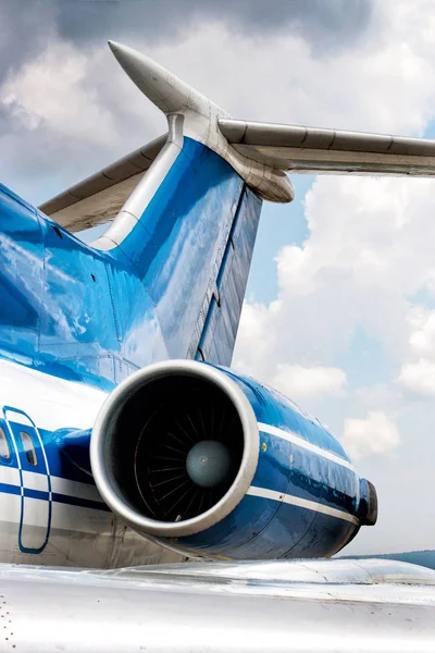 Dettaglio motore e coda dell'aereo business jet — Foto Stock