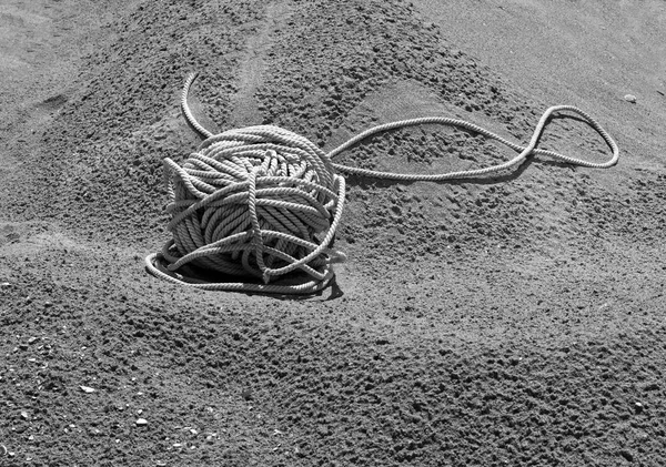 Härva av rep liggande på sanden — Stockfoto