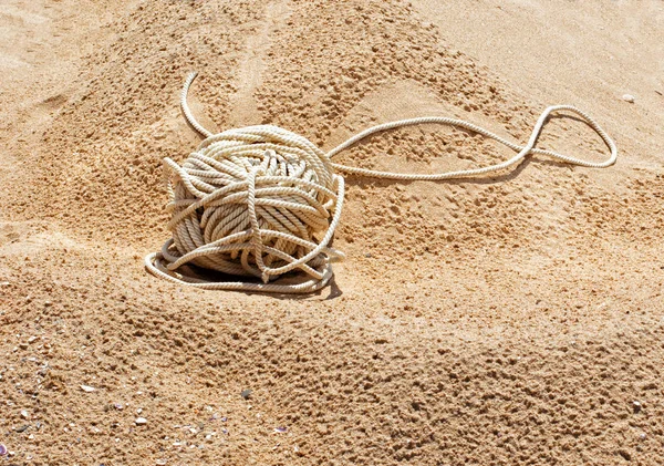 Κουβάρι του σχοινιού ξαπλωμένοι στην αμμουδιά — Φωτογραφία Αρχείου