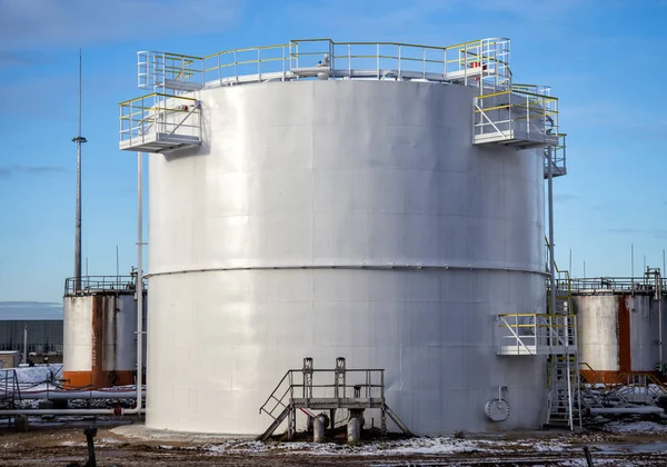 Grande tanque de óleo em planta industrial — Fotografia de Stock