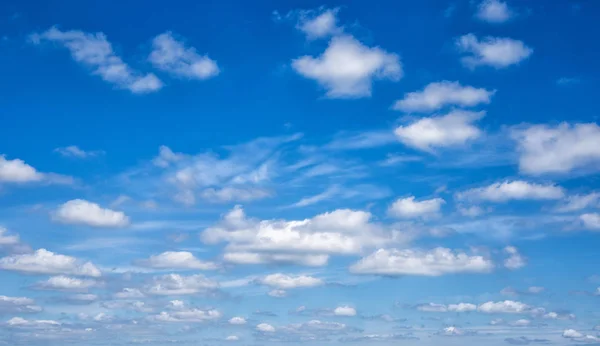 Witte wolken in de blauwe lucht — Stockfoto