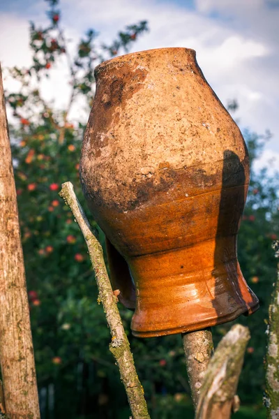 Staré tradiční ukrajinské hlíny džbán na plot — Stock fotografie