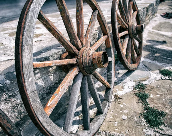 Velho carrinho de madeira rodas — Fotografia de Stock