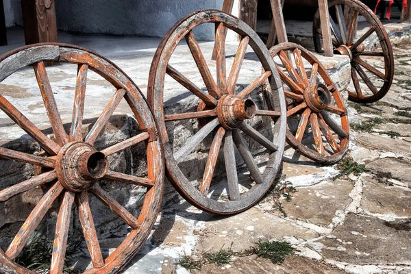 Staré dřevěné vozíky kola — Stock fotografie