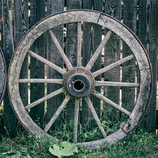 Rueda de carro de madera vieja — Foto de Stock