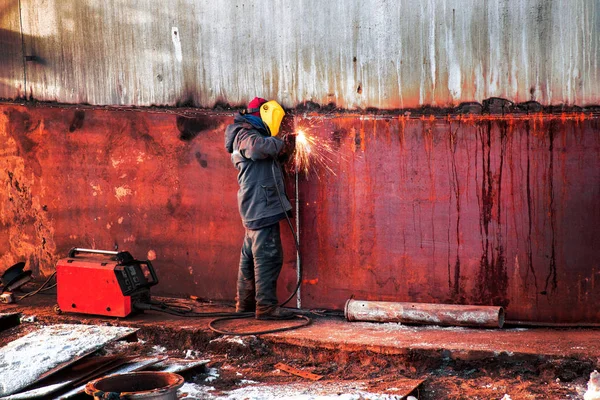 Trabajador suelda la pared del tanque de combustible de acero — Foto de Stock