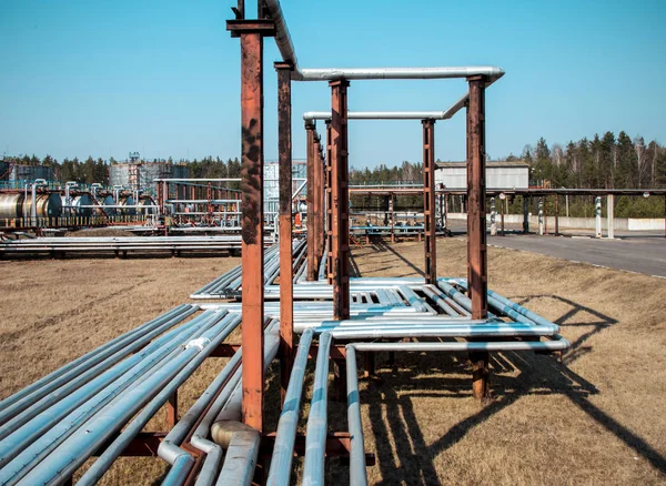 Tubos de aço no depósito de petróleo — Fotografia de Stock