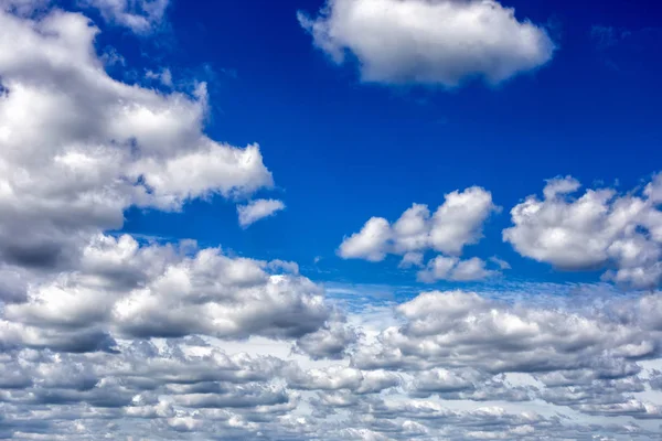 Mavi gökyüzünde beyaz ve gri bulutlar — Stok fotoğraf