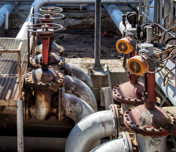 Eski petrol ve doğal gaz boru hattı ve vanalar — Stok fotoğraf