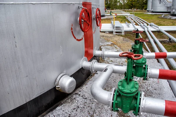 Grote olietank met kleppen en pijpleidingen — Stockfoto