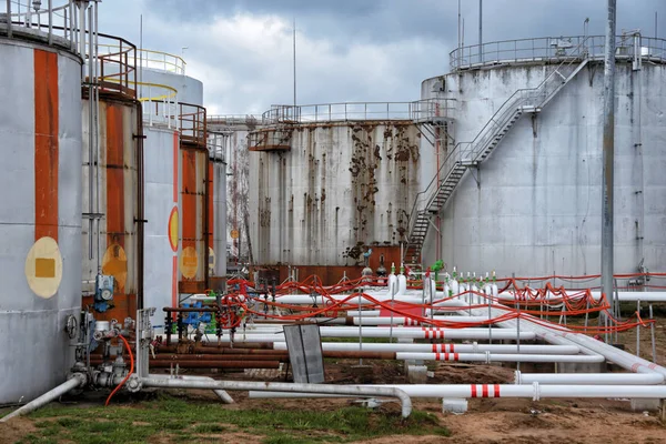 Grande tanque de óleo em planta industrial — Fotografia de Stock