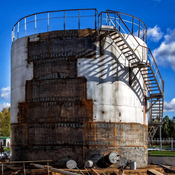 Naprawa dużych stary zbiornik paliwa — Zdjęcie stockowe