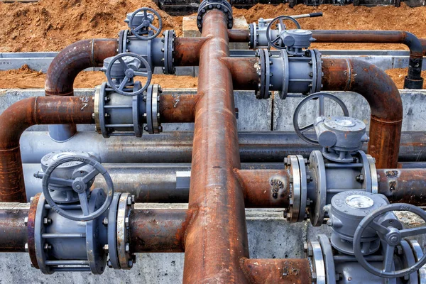 Tuberías y válvulas en la refinería de petróleo —  Fotos de Stock