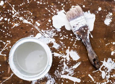 Beyaz boya fırça ahşap arka plan üzerine açık kutu