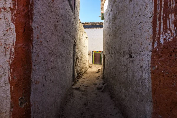 Вулицями Lo Manthang — стокове фото