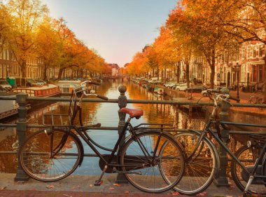 Amsterdam kanalları akşam