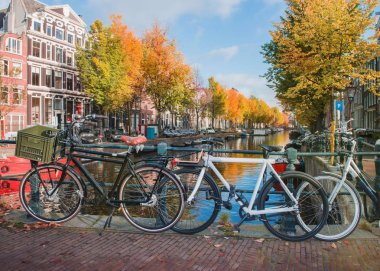Bisiklet bir Amsterdam kanalında