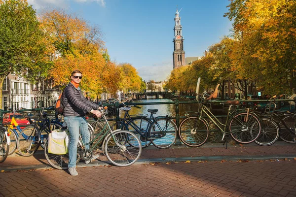 Touristisches radeln entlang der kanäle von amsterdam — Stockfoto