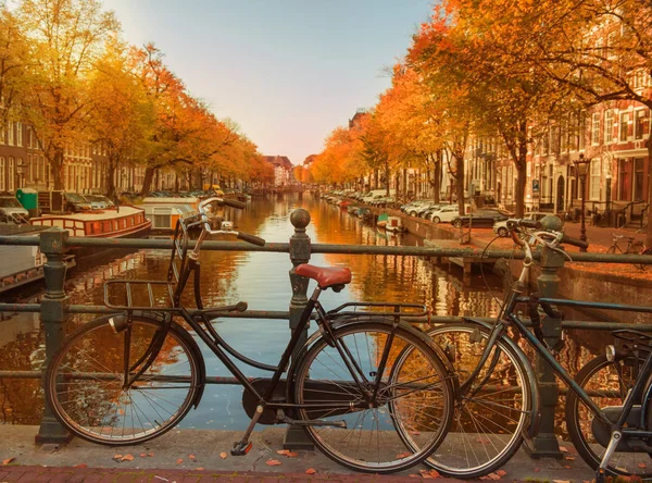 Avond over de Amsterdamse grachten — Stockfoto