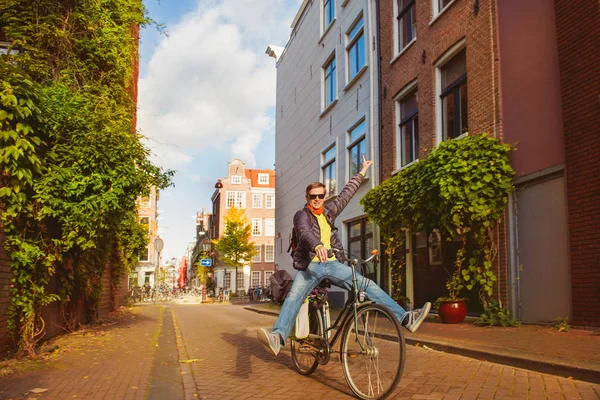Homme joyeux sur le vélo — Photo