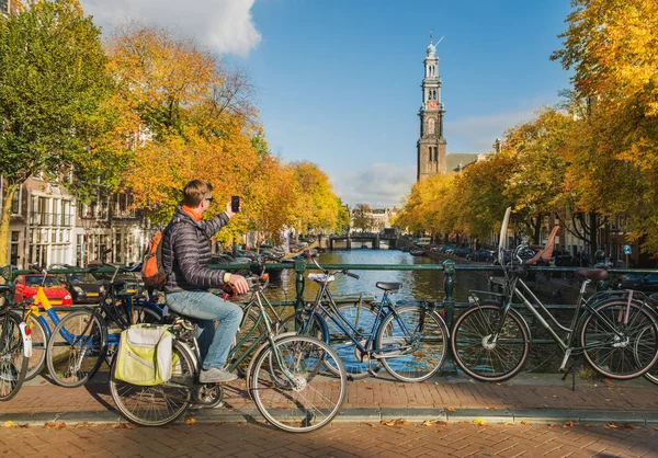 Toeristische nemen foto van de Westerkerk — Stockfoto