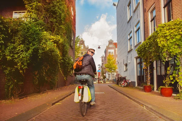 Man op de fiets in Amsterdam — Stockfoto