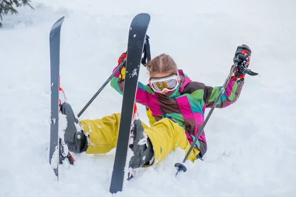 Criança feliz na neve — Fotografia de Stock