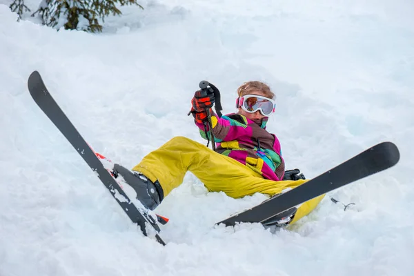 Jovem esquiador na neve — Fotografia de Stock