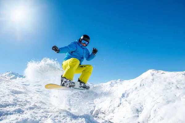 Snowboarder attivo in montagna — Foto Stock