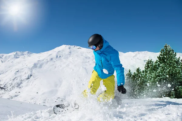 Snowboarder par une journée ensoleillée Images De Stock Libres De Droits