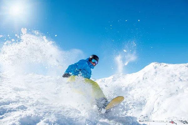 Aktiver Snowboarder in den Bergen Stockfoto