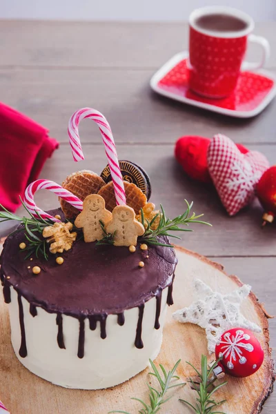 Χριστουγεννιάτικο κέικ και ζεστή σοκολάτα — Φωτογραφία Αρχείου