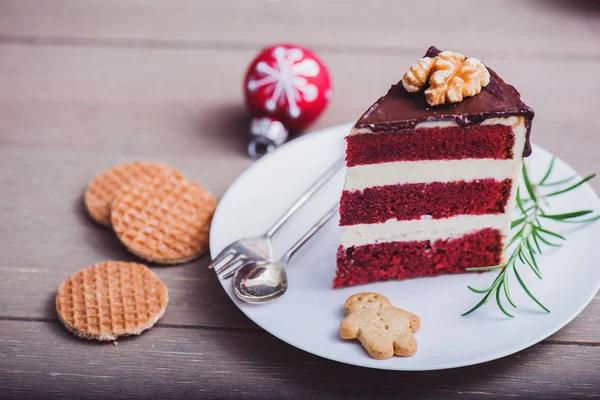 赤いビロードのケーキは、クリスマスの装飾 ストック画像