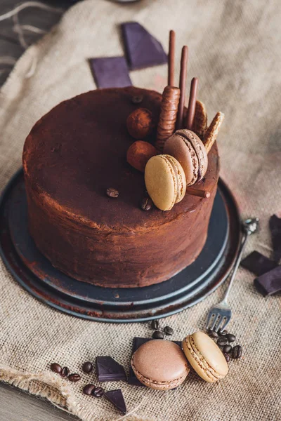 Choklad tårta dekorerad med cookies — Stockfoto