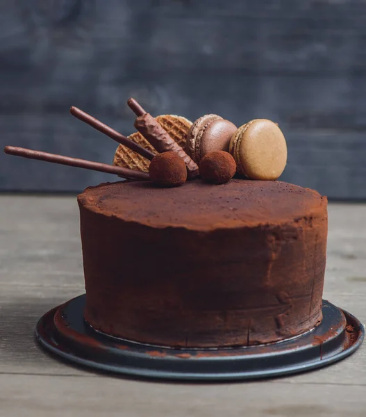 Bolo de chocolate no carrinho preto — Fotografia de Stock