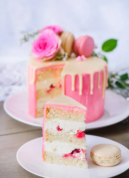 Biscuit cake with buttercream and raspberries — Stock Photo, Image
