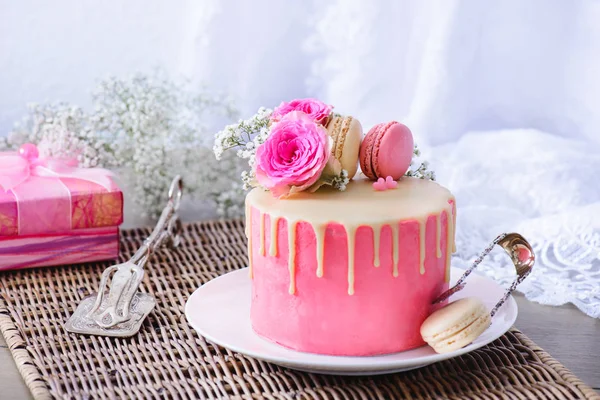 Rosa Kuchen und Geschenk — Stockfoto