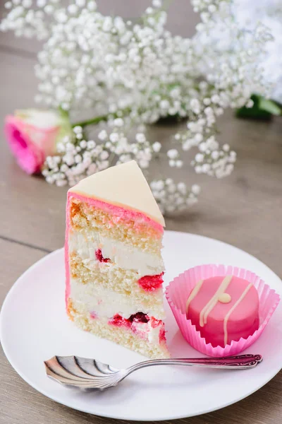 Gâteau et bonbons roses — Photo