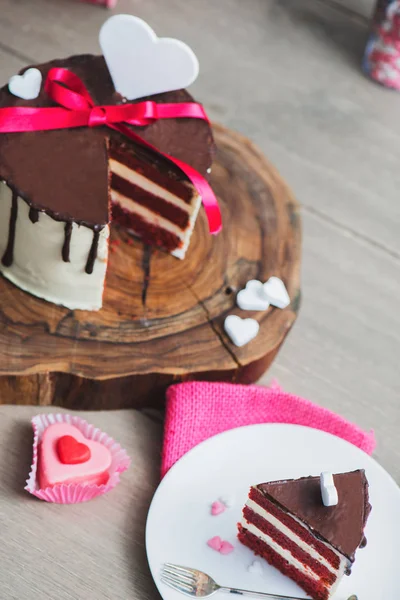 Pastel de terciopelo rojo como regalo de San Valentín —  Fotos de Stock