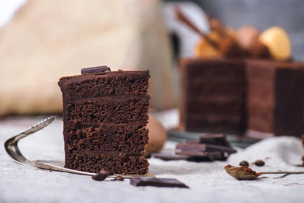 Scheibe eines Schokoladenkuchens lizenzfreie Stockbilder