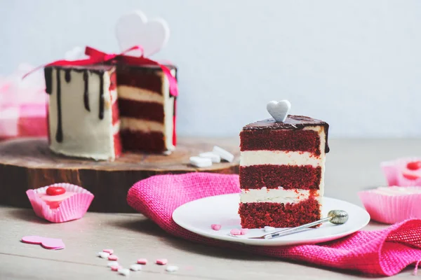 Kuchen auf dem rosa Sacktuch lizenzfreie Stockfotos