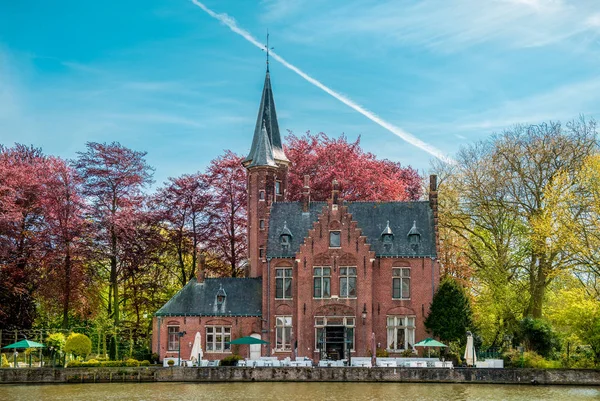 Minnewater castle in brügge Stockbild