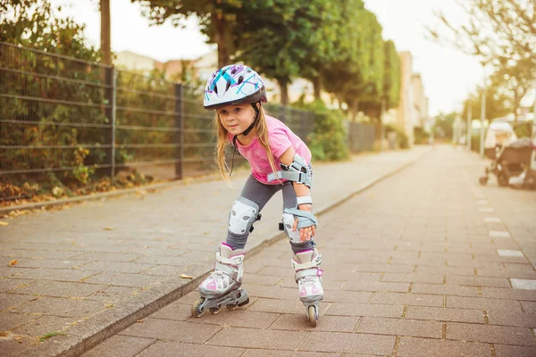 Junge glückliche Skater — Stockfoto