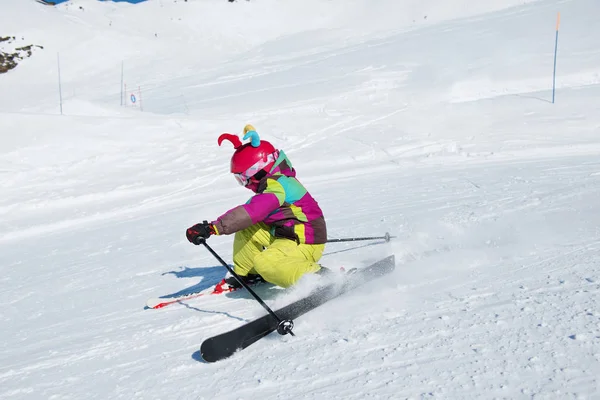 Aktywne dziecko jazdy na nartach — Zdjęcie stockowe